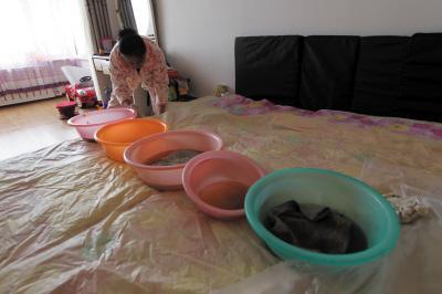 永昌楼上漏水，住户失联，小区没物管，业主维权难！律师来支招……